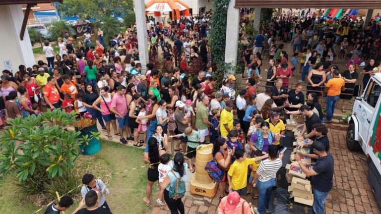 Multidão de crianças e famílias reunida no pátio da ECO durante o Festival das Crianças