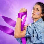 Ilustração de mulher com fita roxa no pulso, símbolo da luta contra a violência doméstica