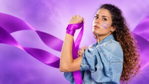 Ilustração de mulher com fita roxa no pulso, símbolo da luta contra a violência doméstica