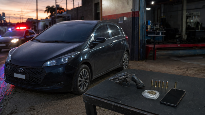 Carro furtado, revólver e maconha levam homem à prisão em Olímpia