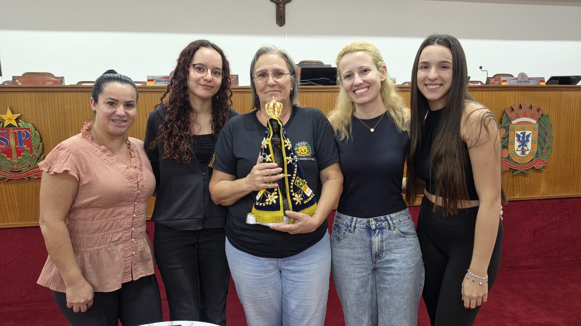 Servidoras da Câmara Municipal de Olímpia posam com a imagem de Nossa Senhora Aparecida
