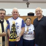 Padre e paroquianos com a imagem de Nossa Senhora Aparecida no plenário da Câmara Municipal de Olímpia