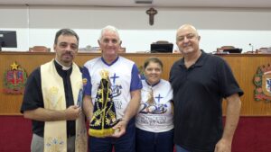 Padre e paroquianos com a imagem de Nossa Senhora Aparecida no plenário da Câmara Municipal de Olímpia