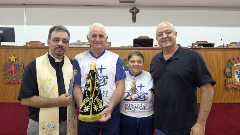 Padre e paroquianos com a imagem de Nossa Senhora Aparecida no plenário da Câmara Municipal de Olímpia