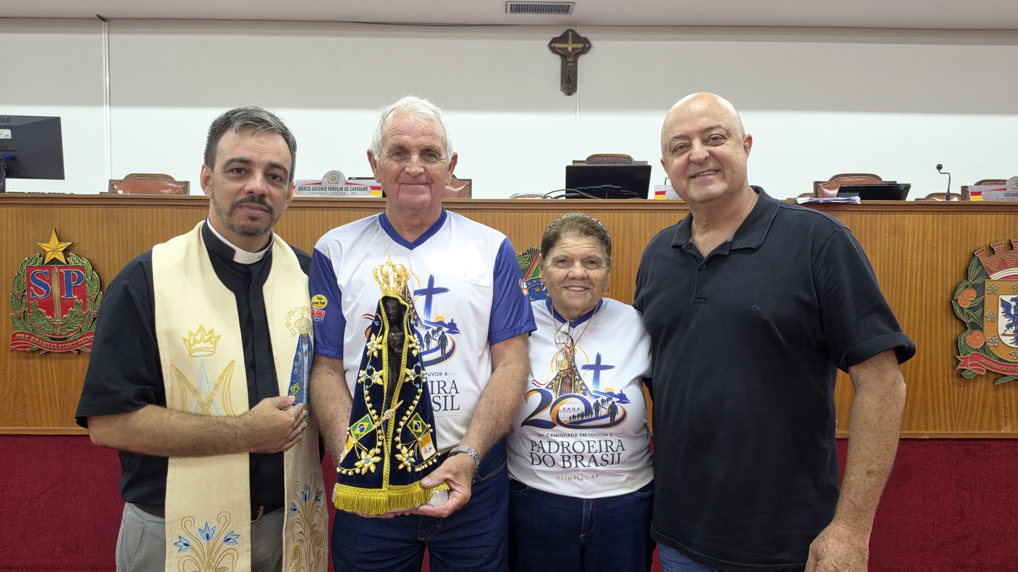 Padre e paroquianos com a imagem de Nossa Senhora Aparecida no plenário da Câmara Municipal de Olímpia