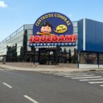 Fachada do Iquegami Supermercados, em Olímpia, com a placa Centro de Compras e o personagem Japonesinho