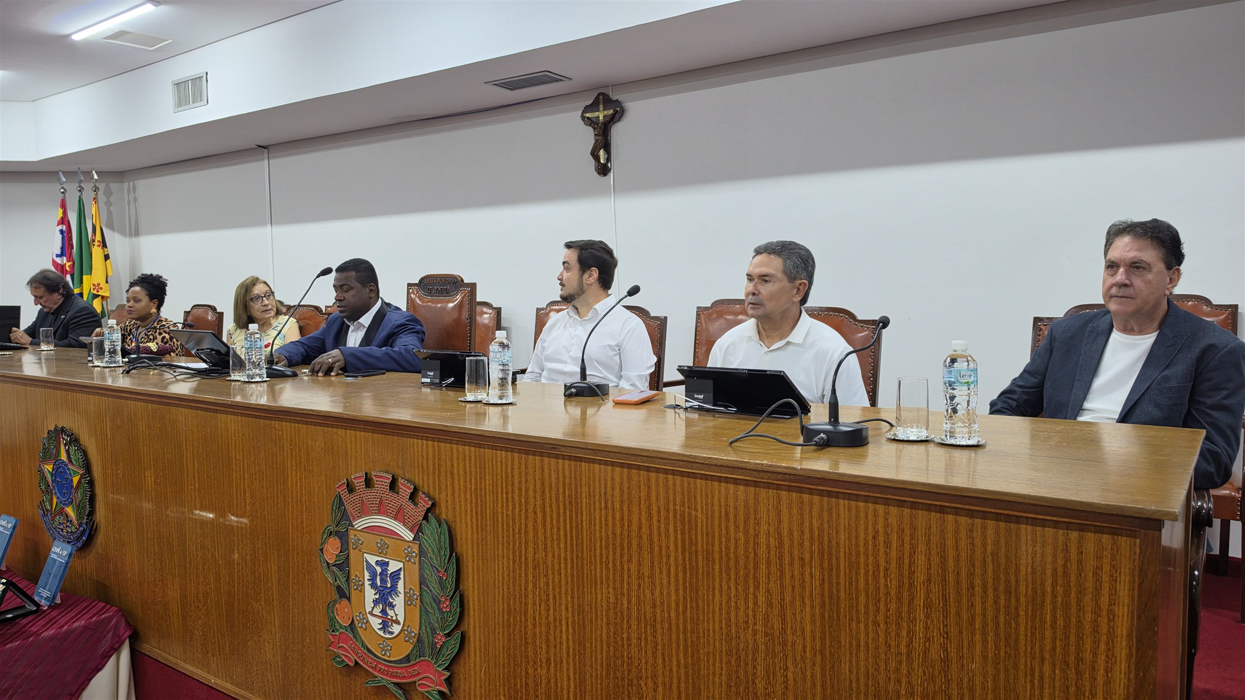 Alunos e medalhas da Educação Física no Luciano Ferreira, em Olímpia