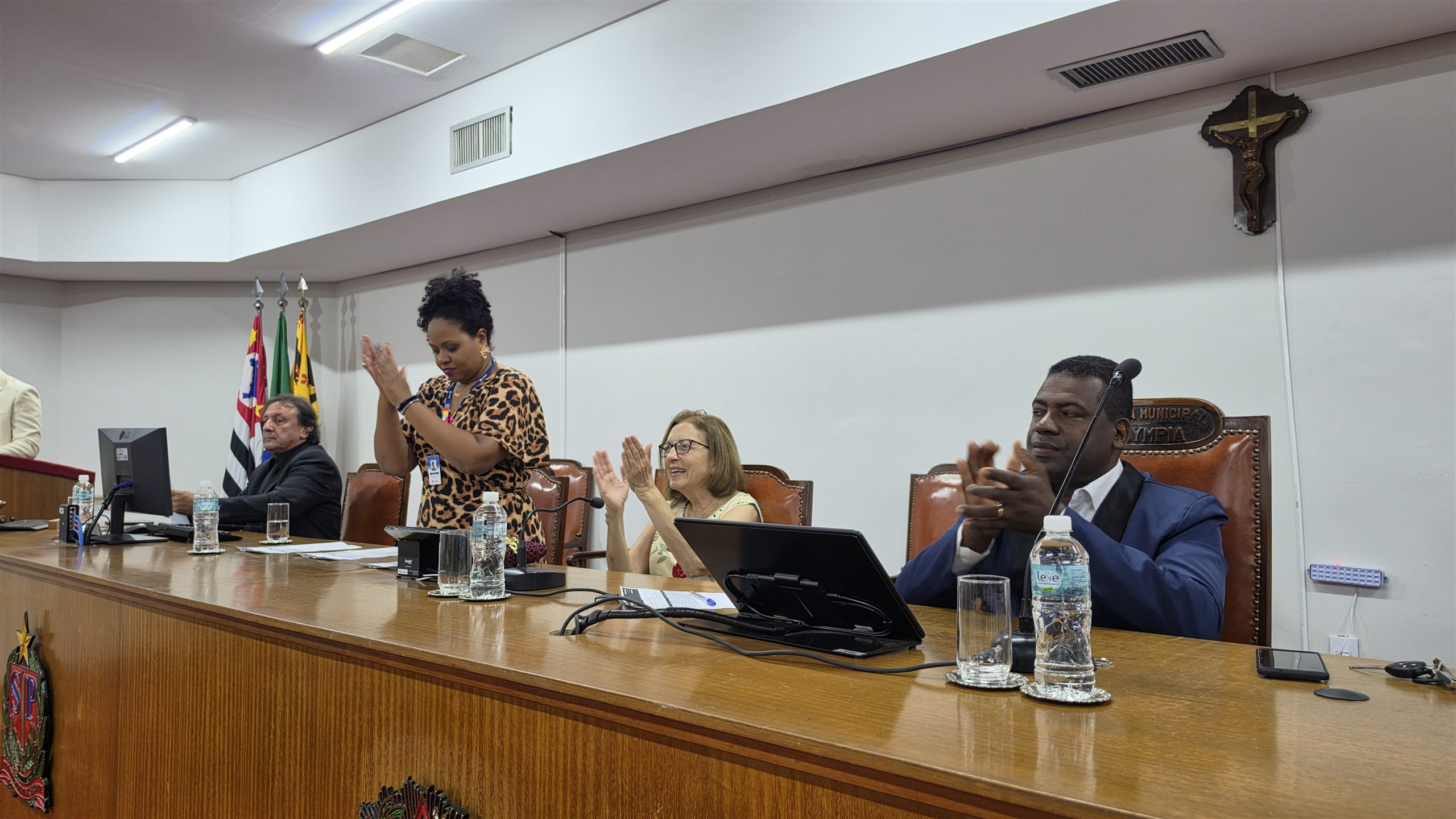 Alunos e medalhas da Educação Física no Luciano Ferreira, em Olímpia
