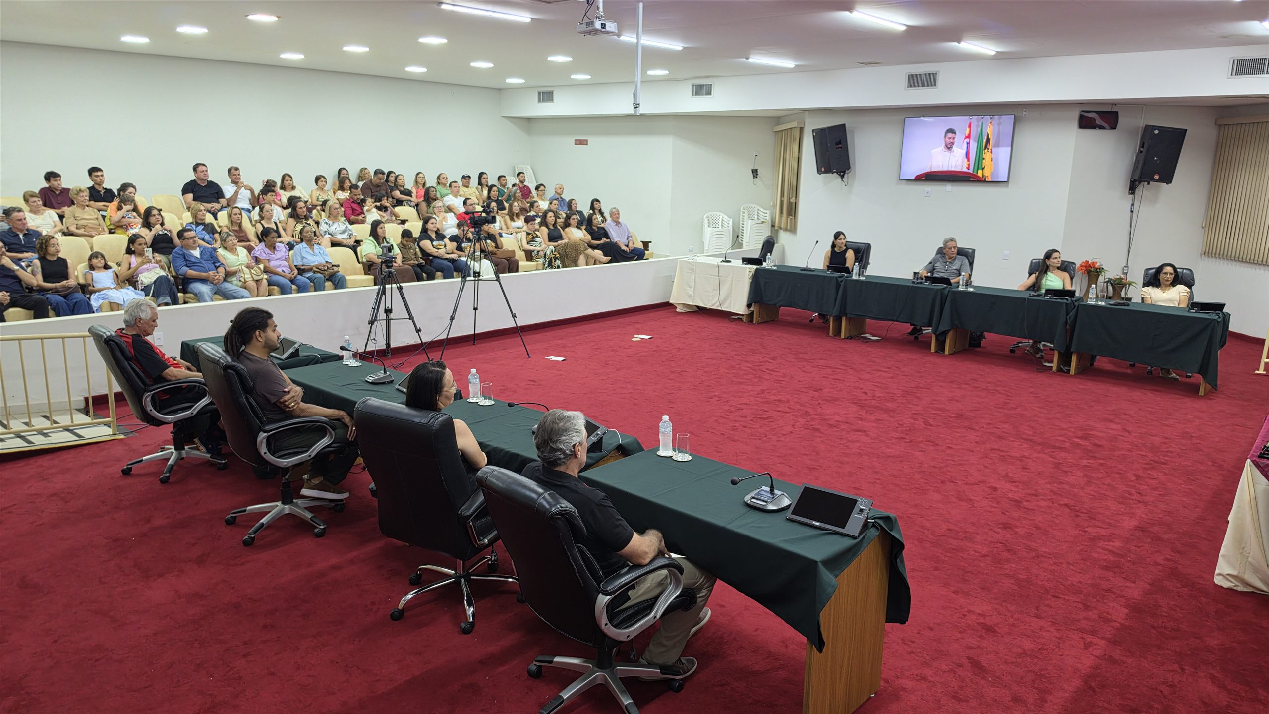 Alunos e medalhas da Educação Física no Luciano Ferreira, em Olímpia