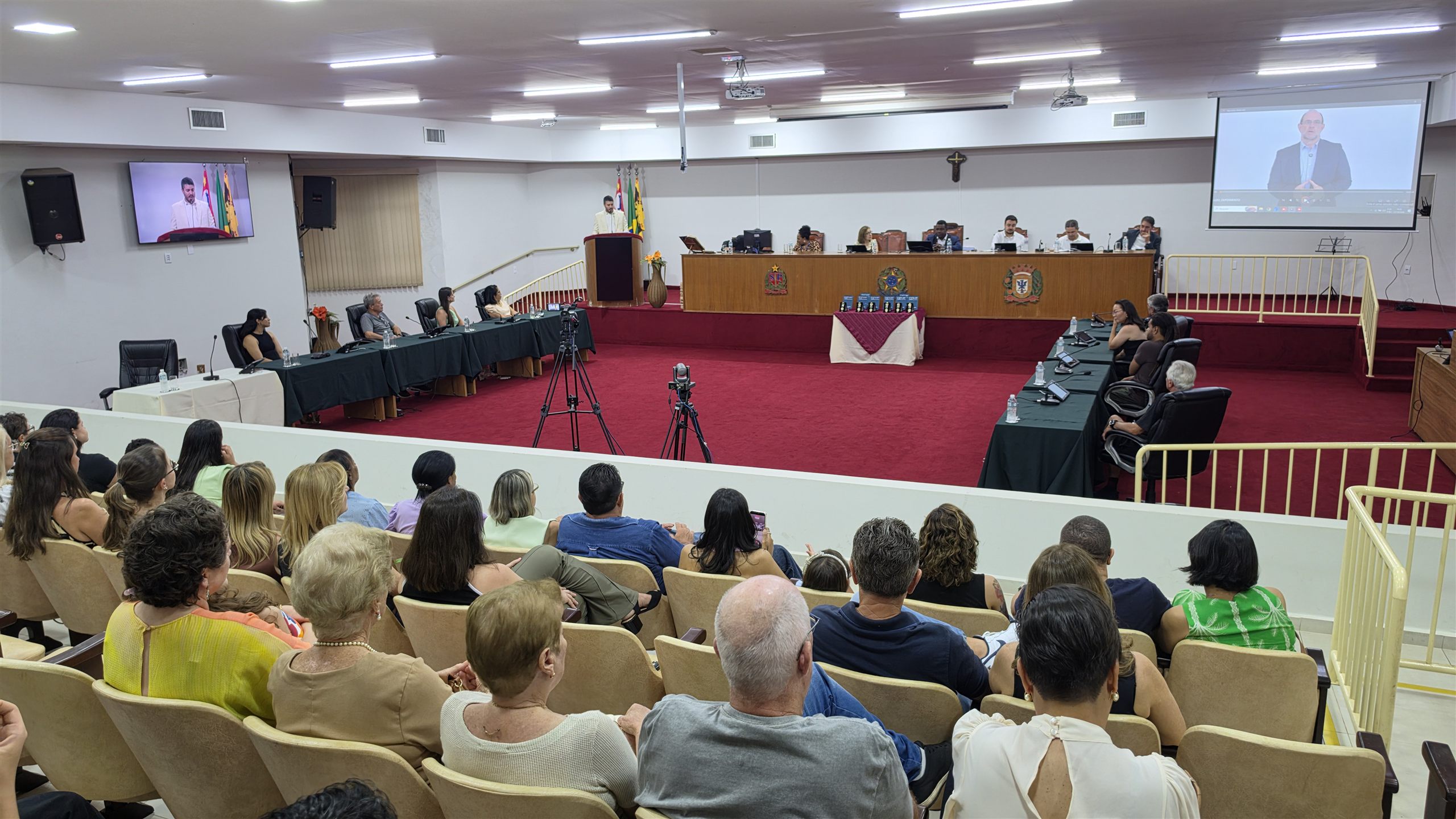 Alunos e medalhas da Educação Física no Luciano Ferreira, em Olímpia