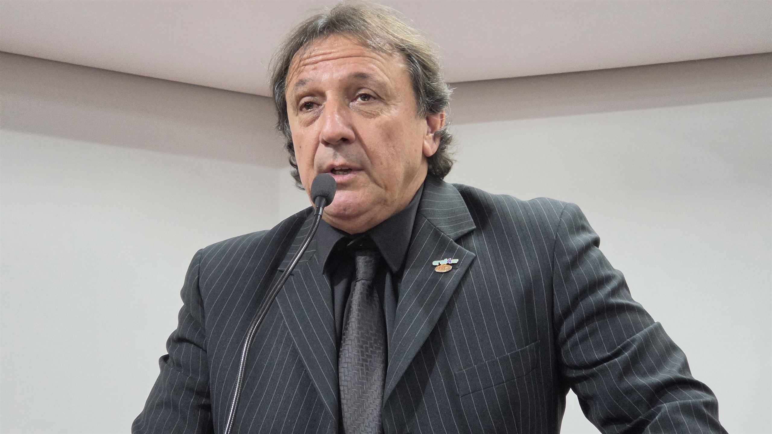 Alunos e medalhas da Educação Física no Luciano Ferreira, em Olímpia