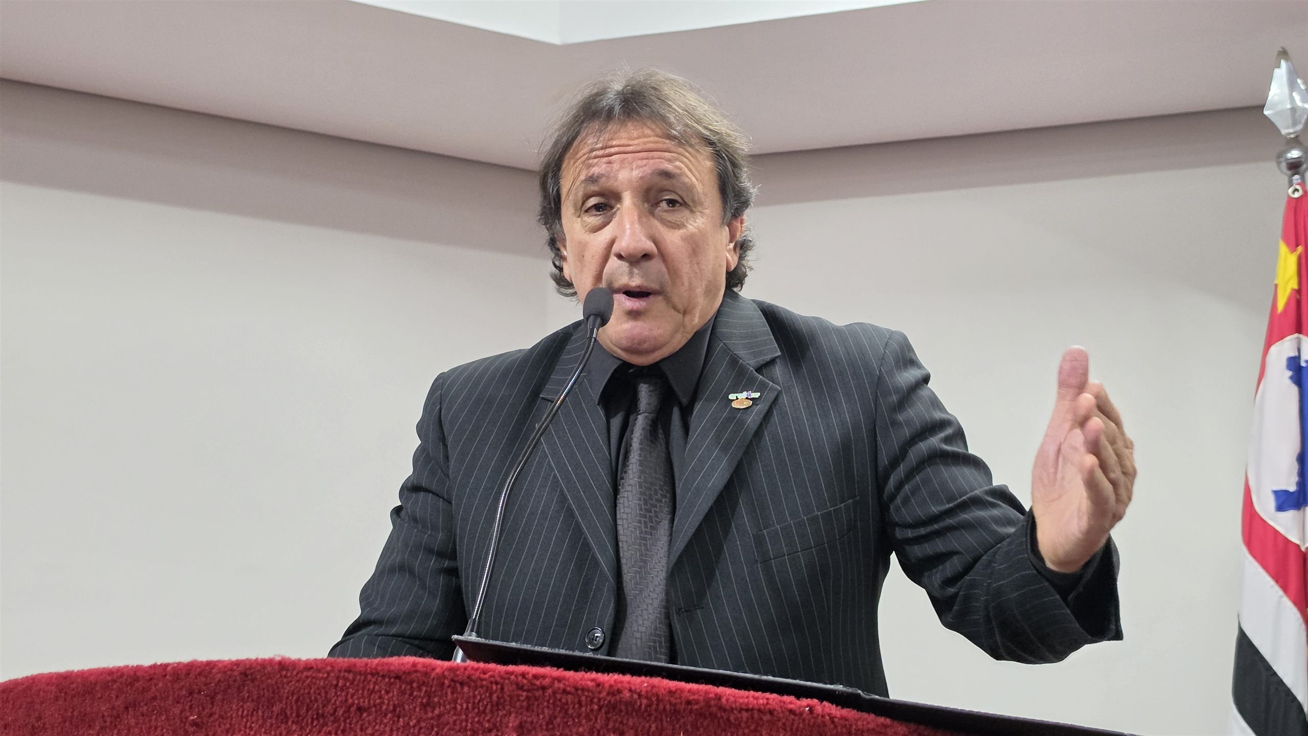 Alunos e medalhas da Educação Física no Luciano Ferreira, em Olímpia