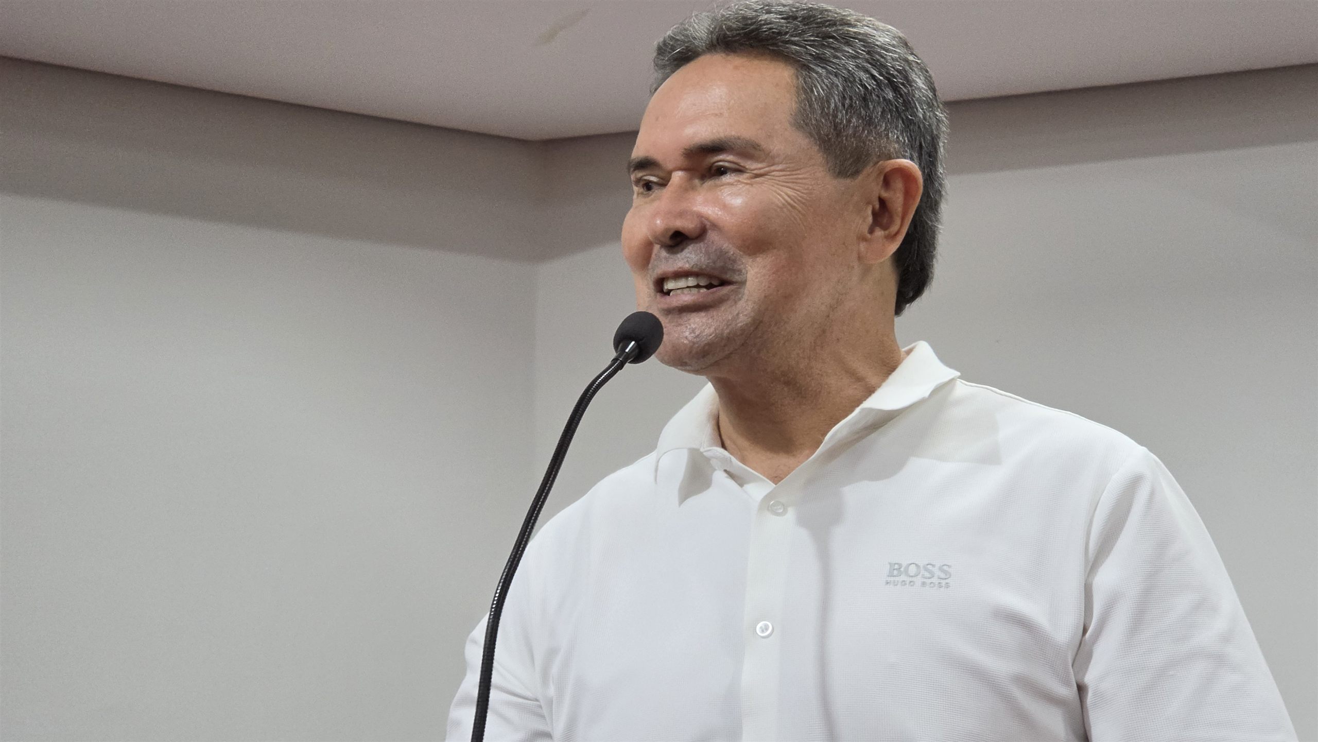 Alunos e medalhas da Educação Física no Luciano Ferreira, em Olímpia