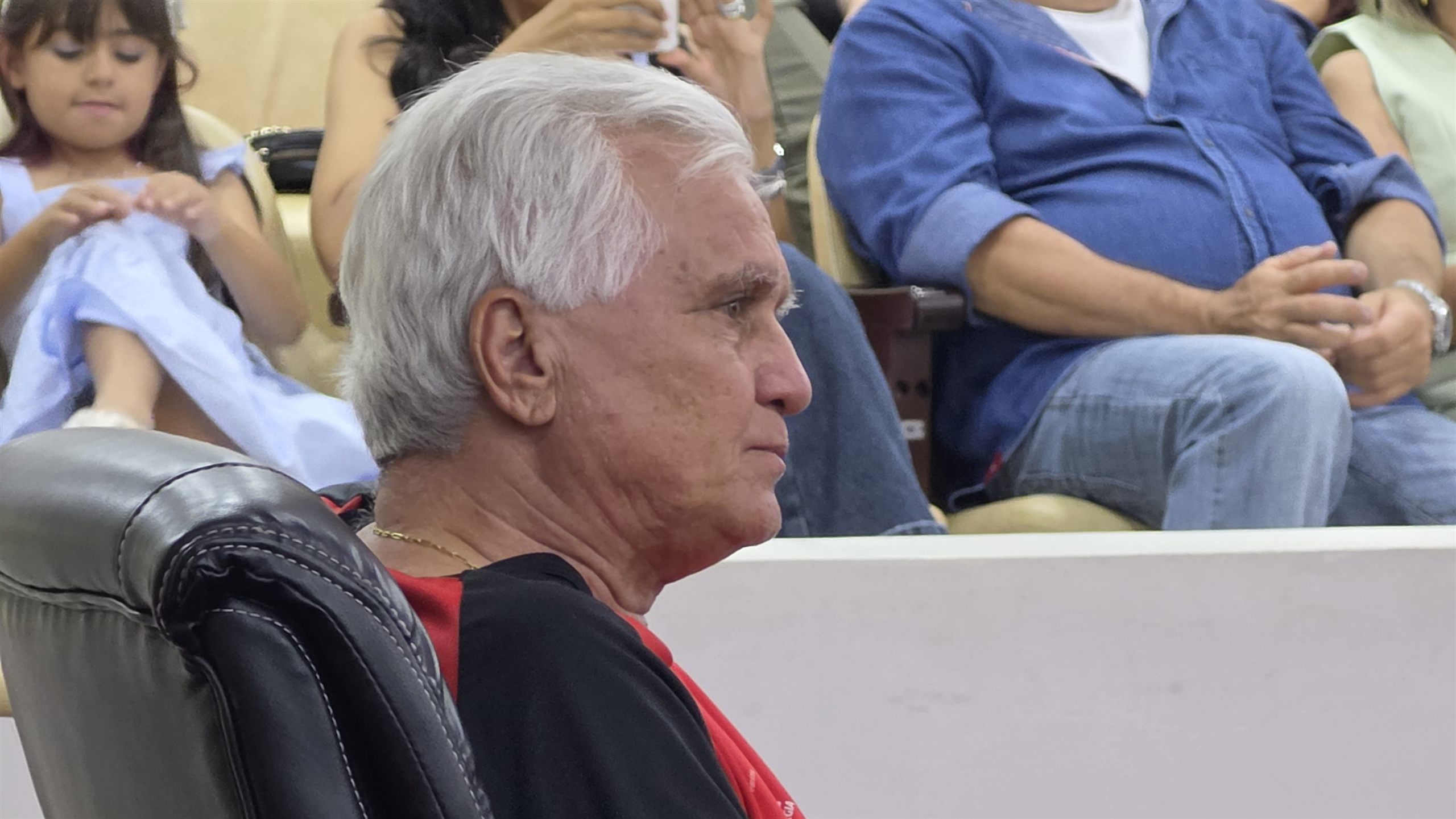 Alunos e medalhas da Educação Física no Luciano Ferreira, em Olímpia