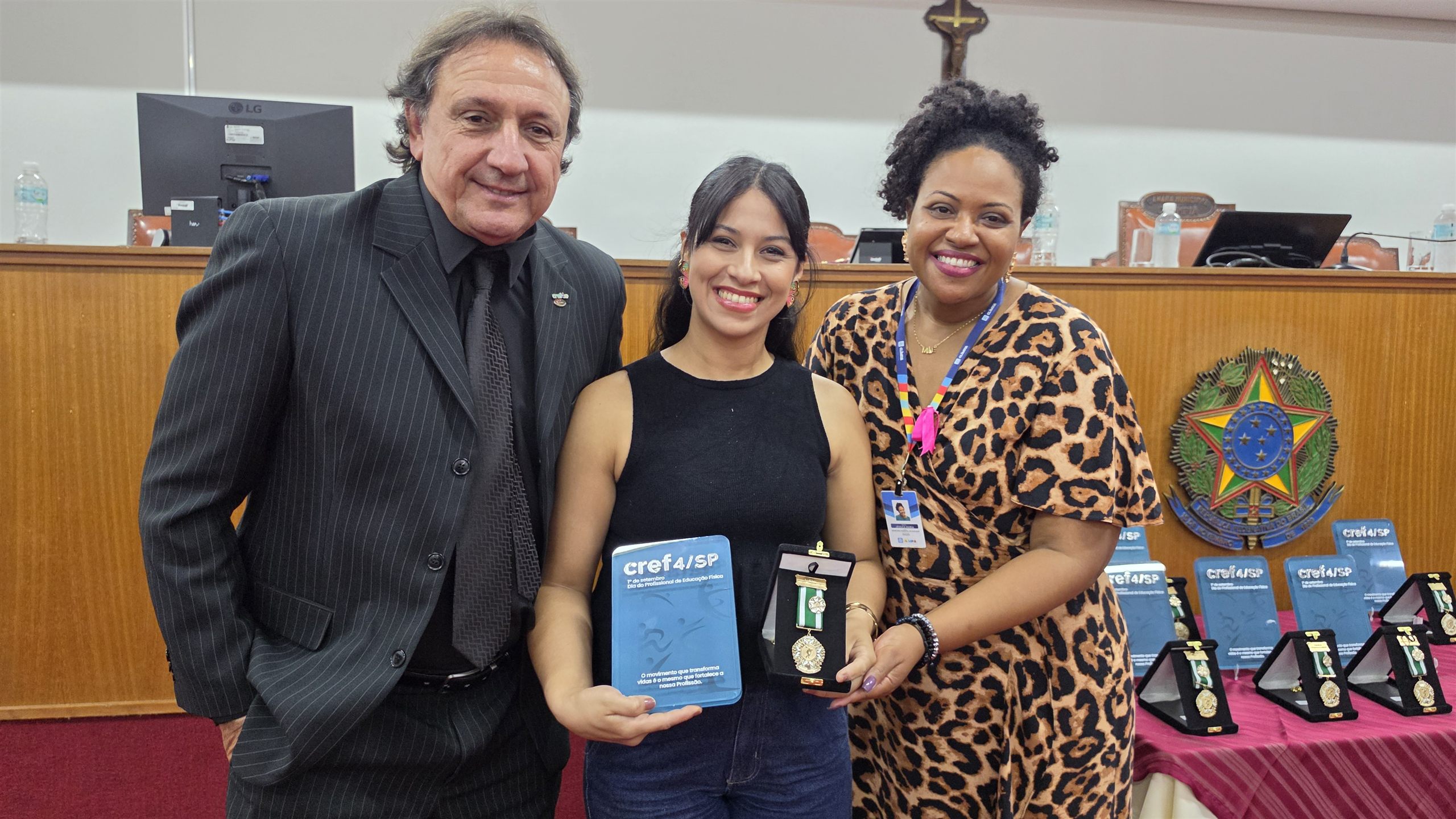 Alunos e medalhas da Educação Física no Luciano Ferreira, em Olímpia