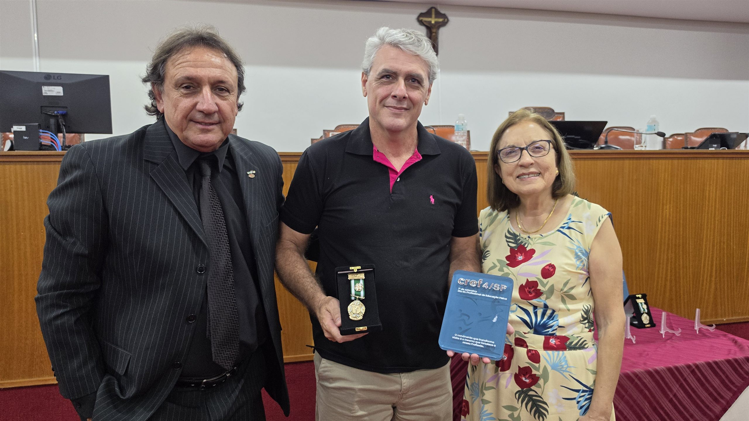 Alunos e medalhas da Educação Física no Luciano Ferreira, em Olímpia