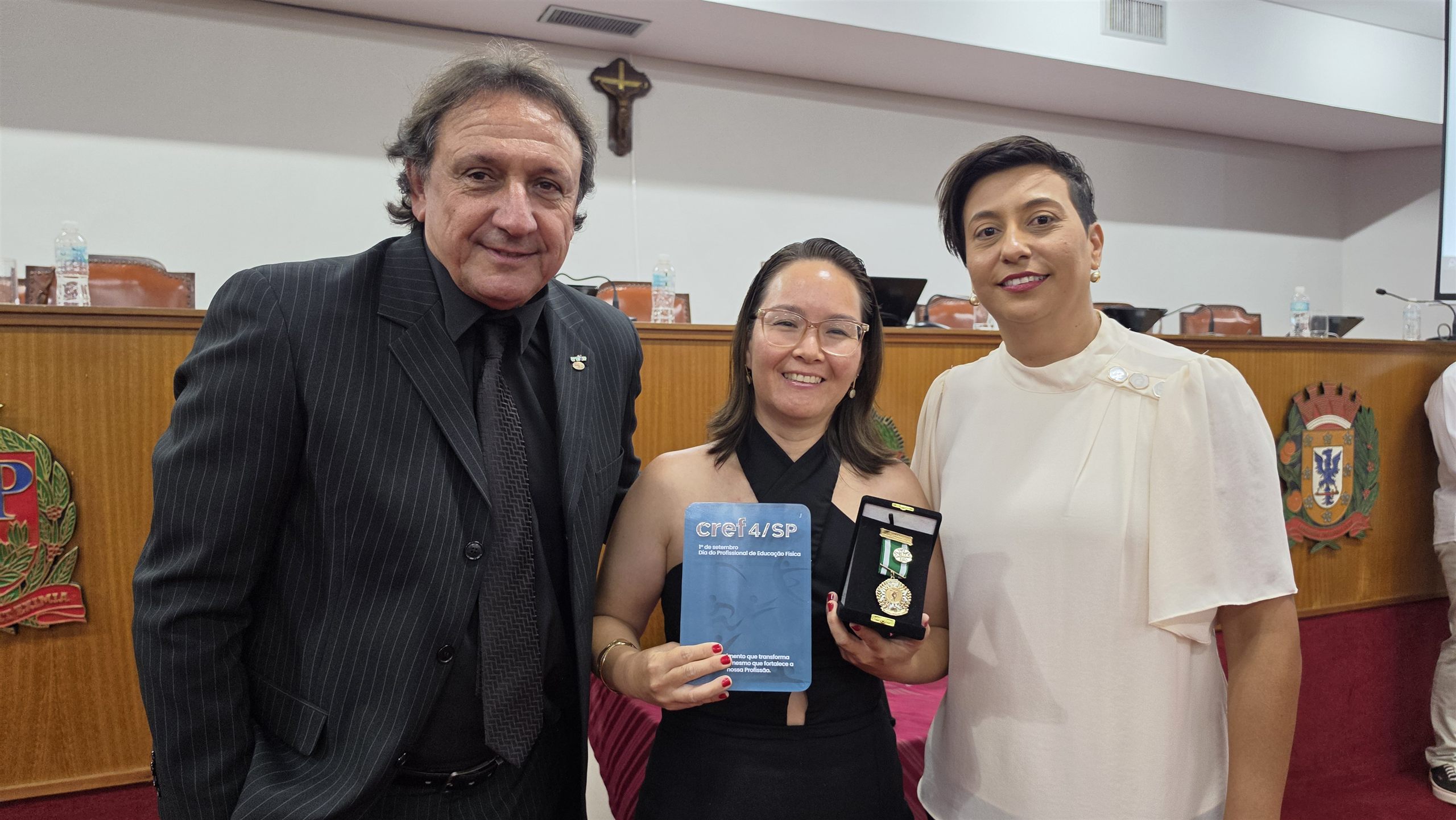 Alunos e medalhas da Educação Física no Luciano Ferreira, em Olímpia
