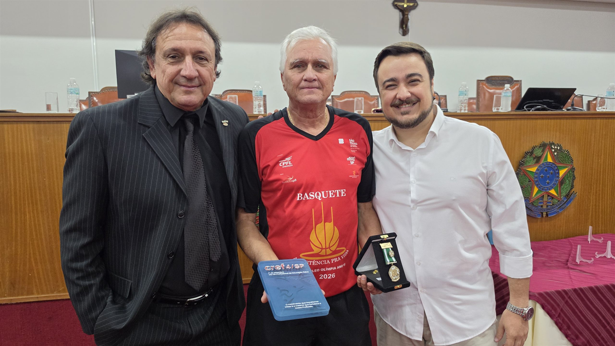 Alunos e medalhas da Educação Física no Luciano Ferreira, em Olímpia