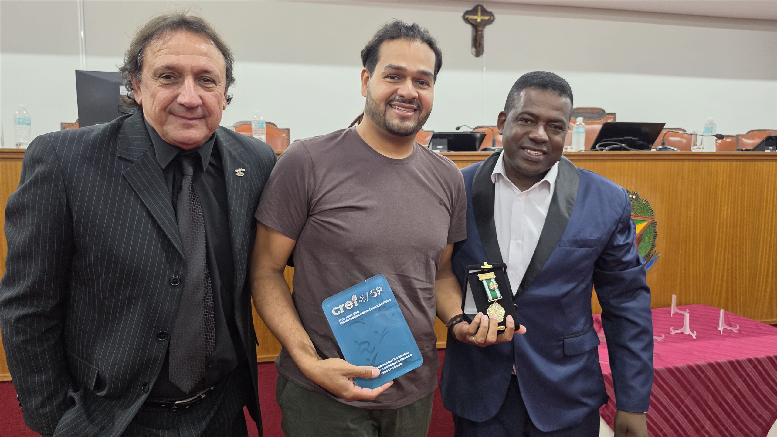Alunos e medalhas da Educação Física no Luciano Ferreira, em Olímpia