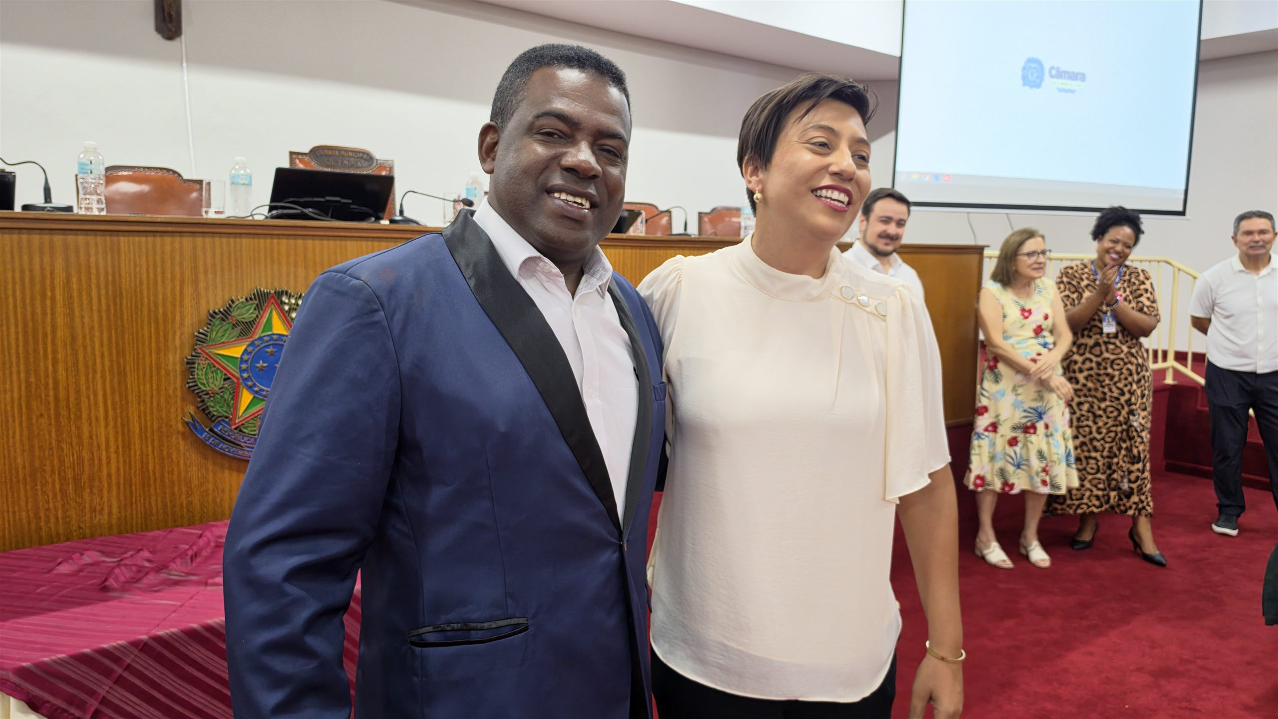 Alunos e medalhas da Educação Física no Luciano Ferreira, em Olímpia