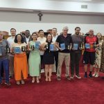 Alunos e medalhas da Educação Física no Luciano Ferreira, em Olímpia