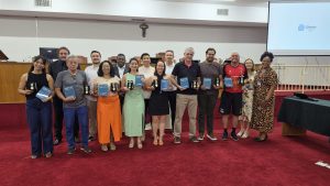 Alunos e medalhas da Educação Física no Luciano Ferreira, em Olímpia