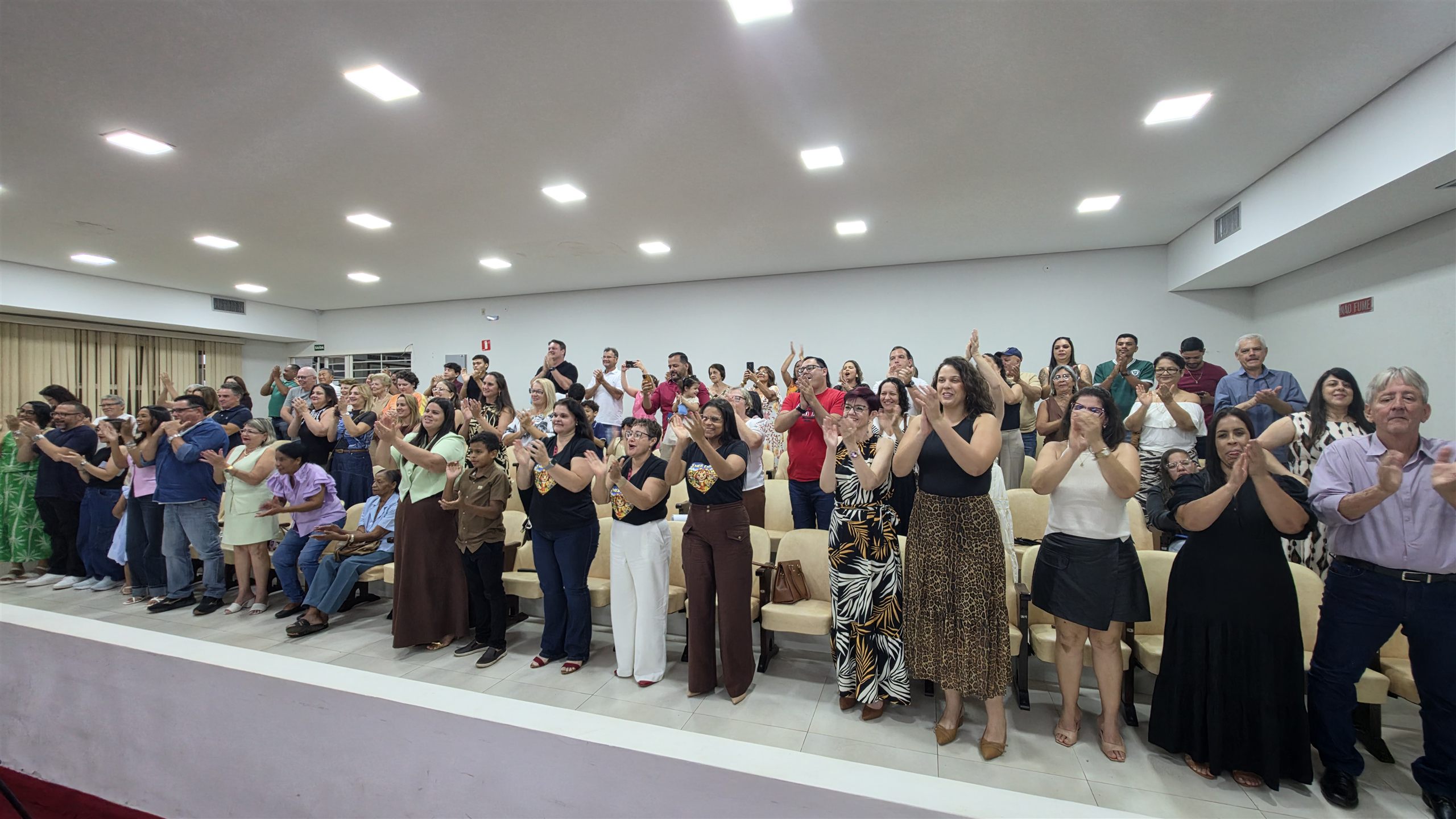 Alunos e medalhas da Educação Física no Luciano Ferreira, em Olímpia