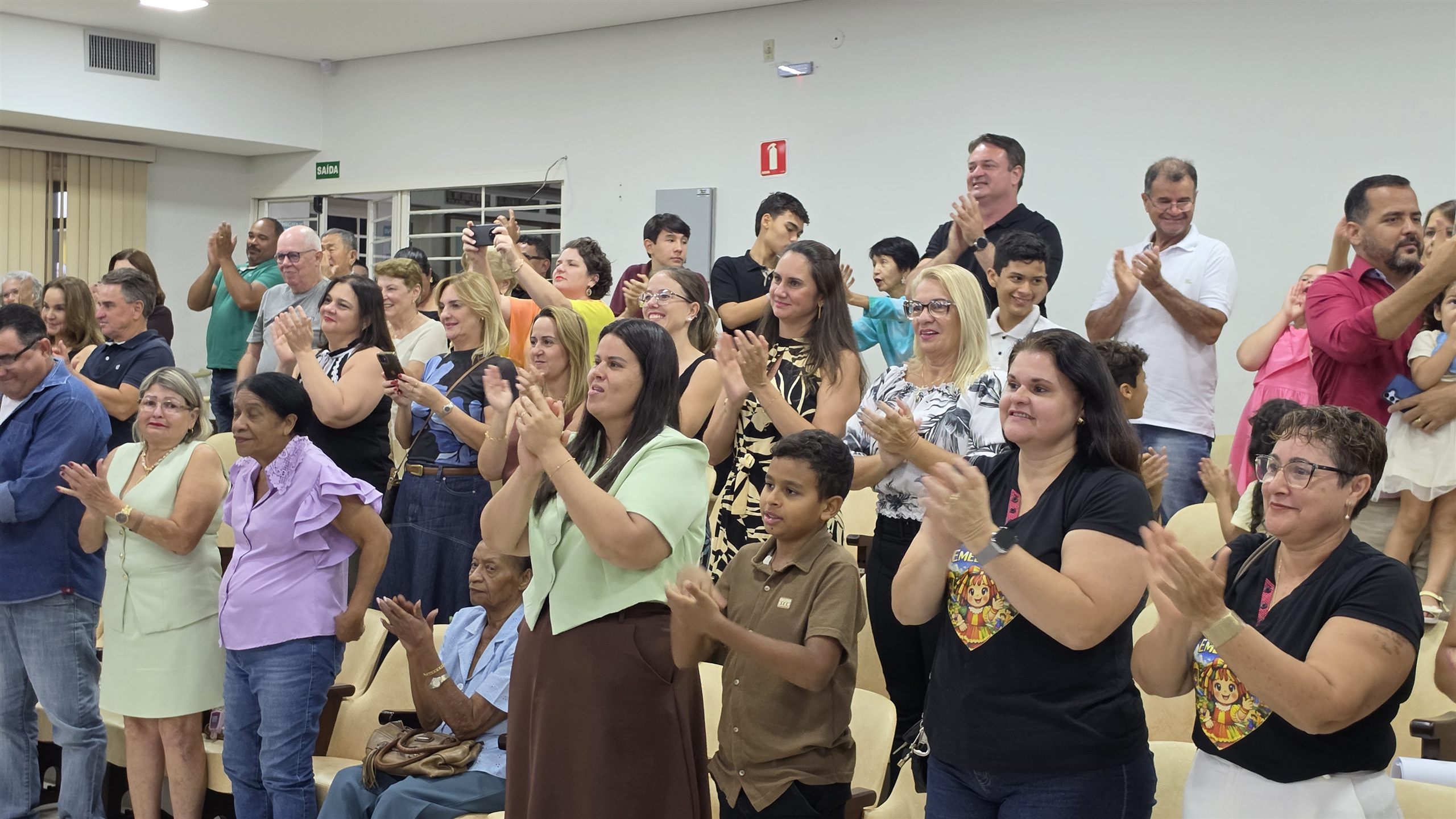 Alunos e medalhas da Educação Física no Luciano Ferreira, em Olímpia
