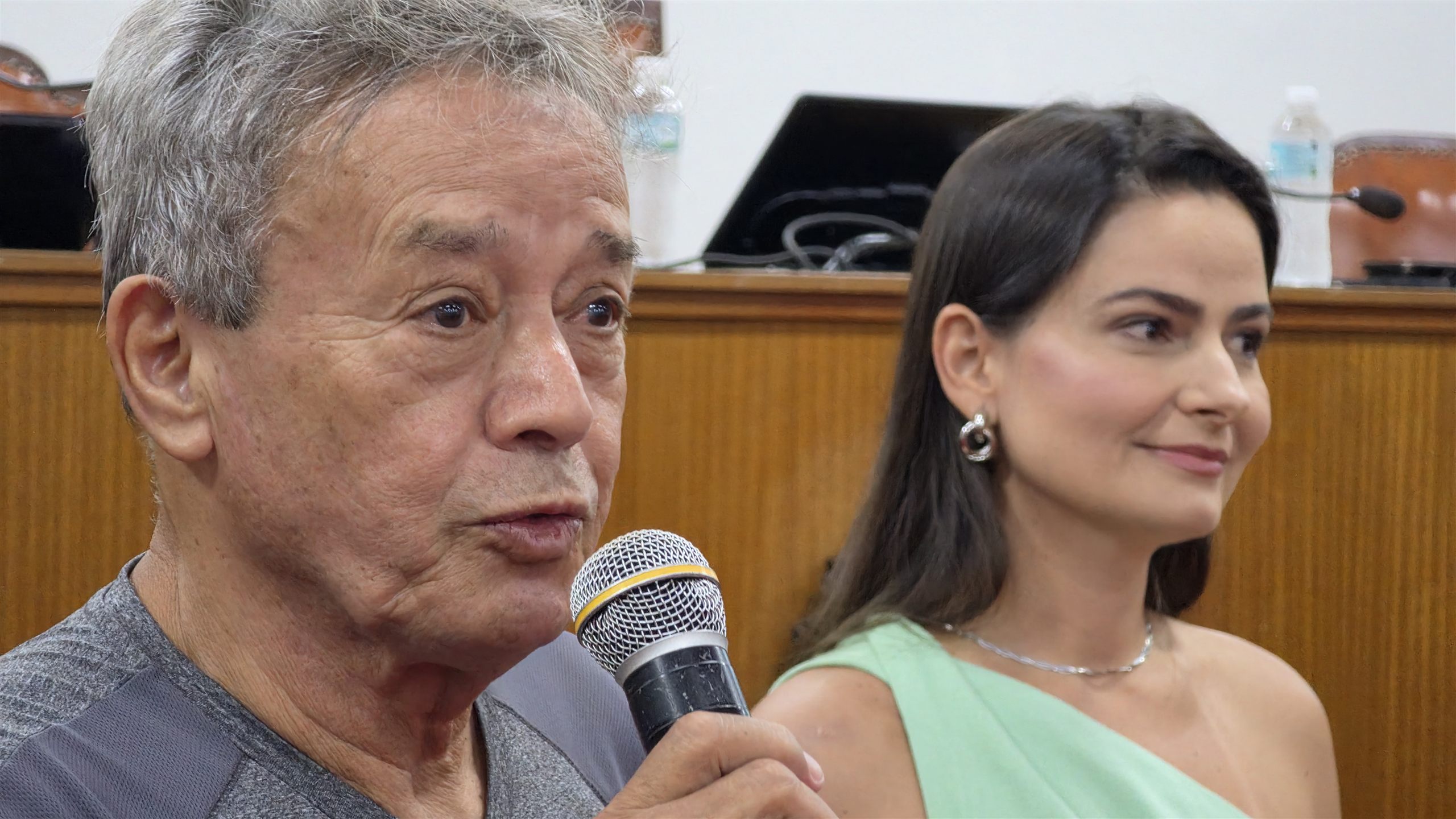 Alunos e medalhas da Educação Física no Luciano Ferreira, em Olímpia