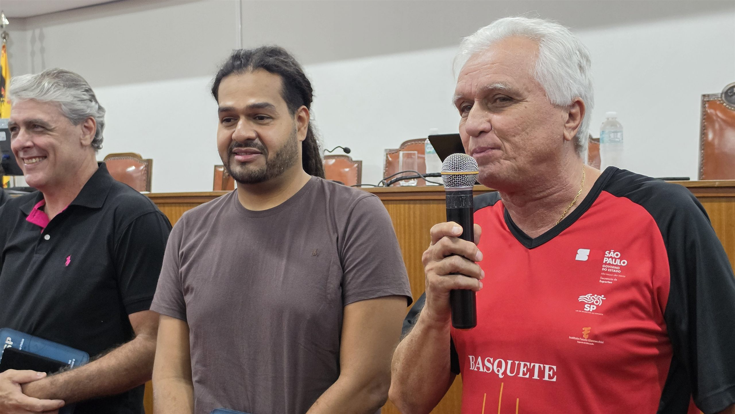 Alunos e medalhas da Educação Física no Luciano Ferreira, em Olímpia