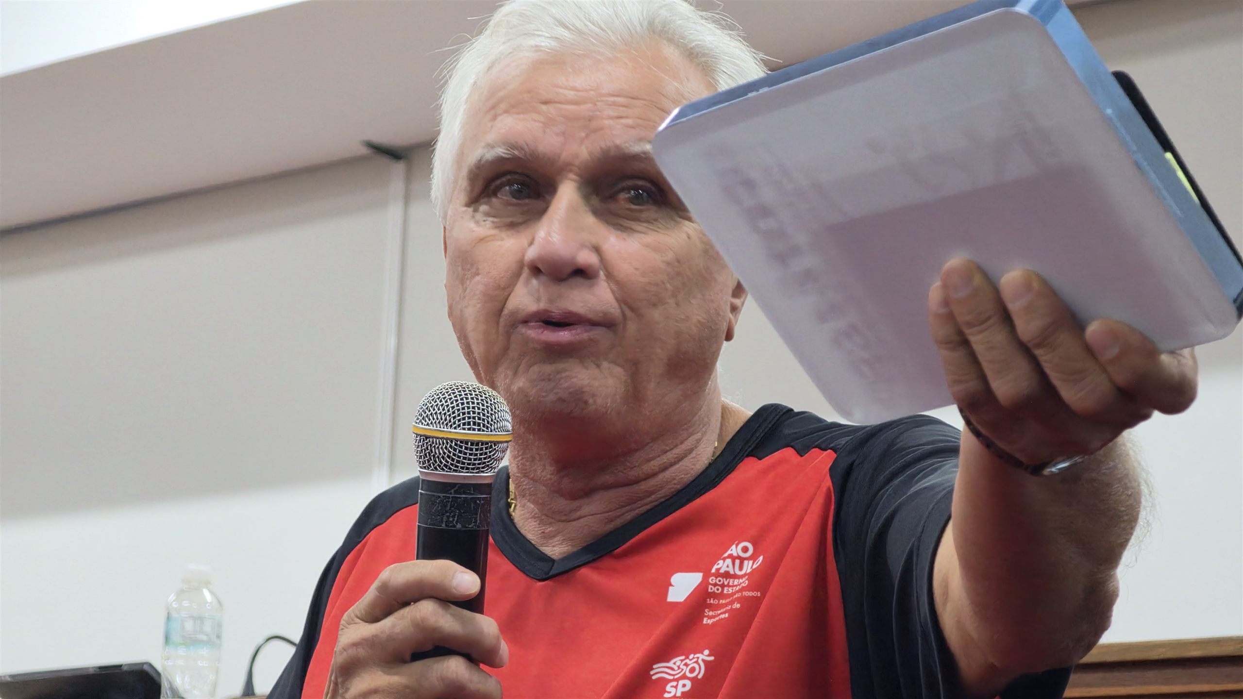 Alunos e medalhas da Educação Física no Luciano Ferreira, em Olímpia