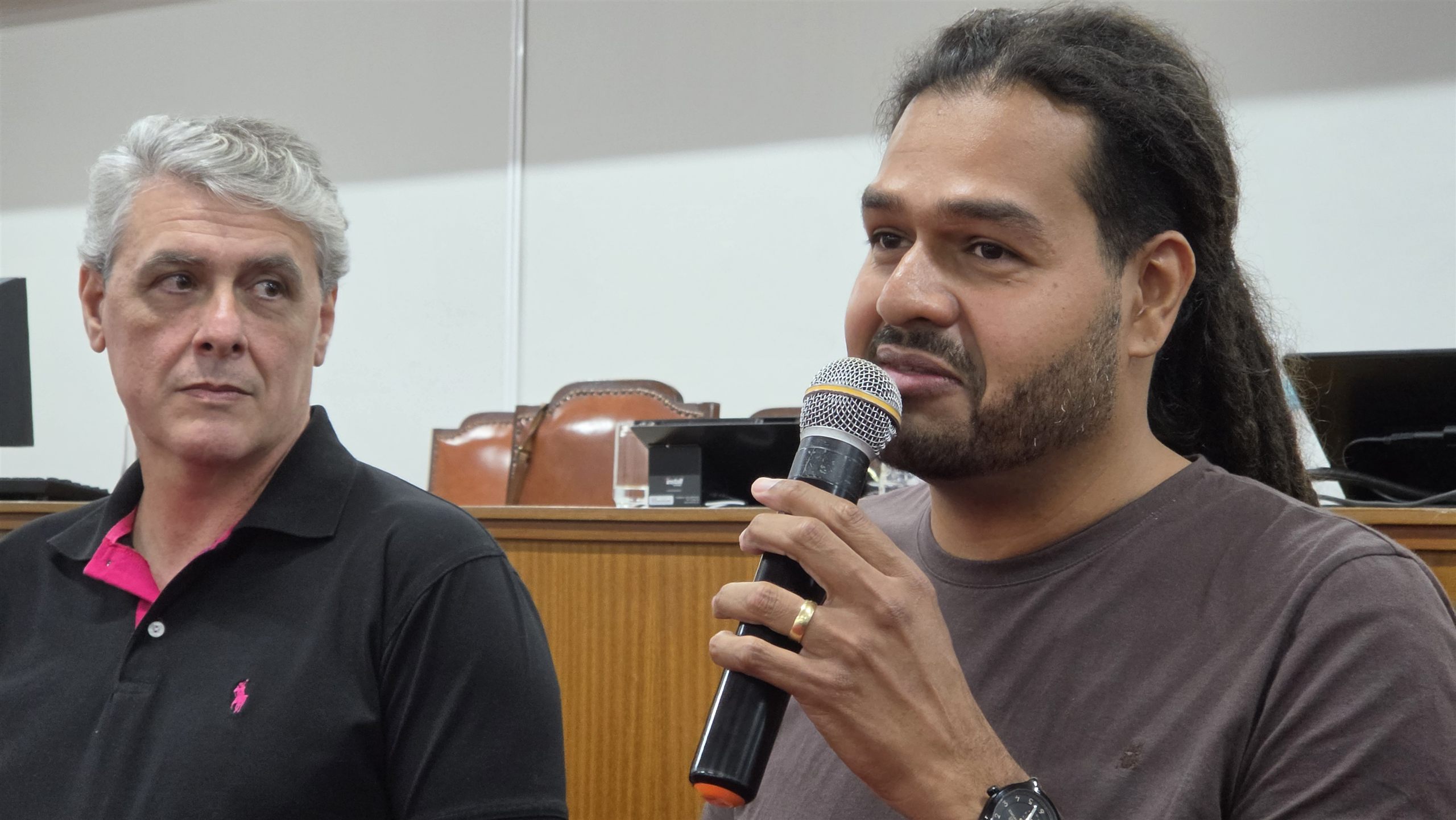 Alunos e medalhas da Educação Física no Luciano Ferreira, em Olímpia
