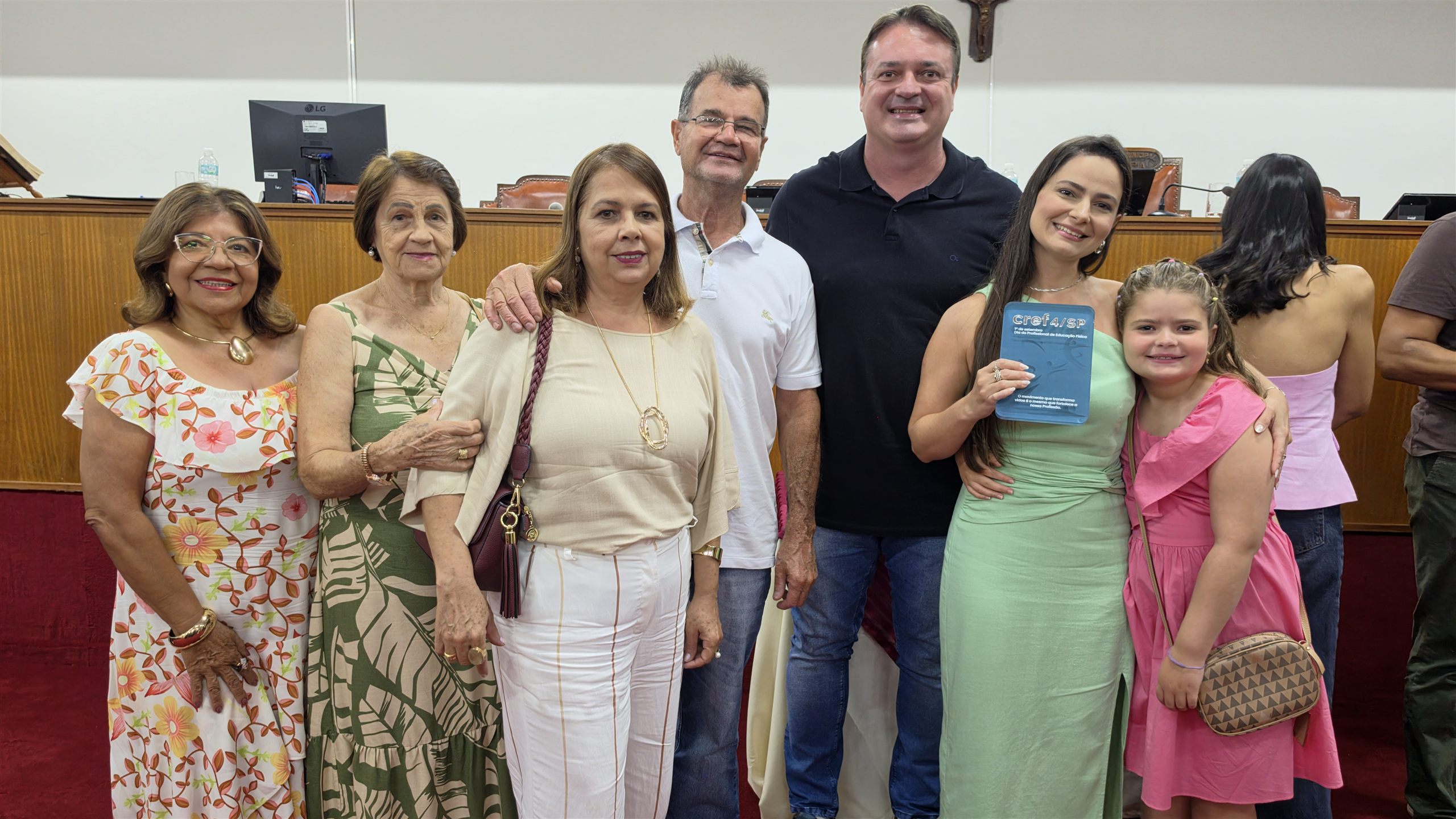 Alunos e medalhas da Educação Física no Luciano Ferreira, em Olímpia