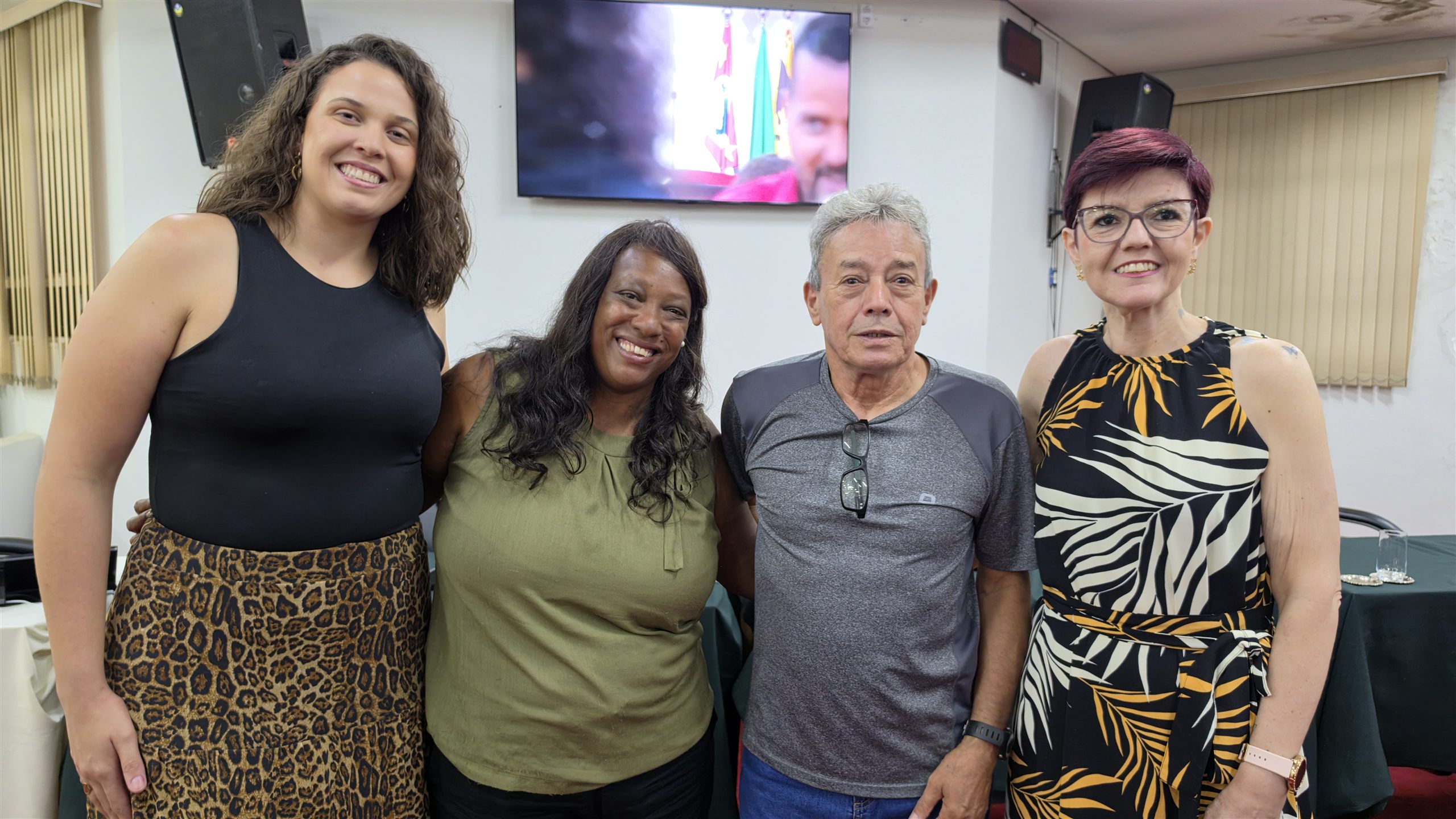 Alunos e medalhas da Educação Física no Luciano Ferreira, em Olímpia