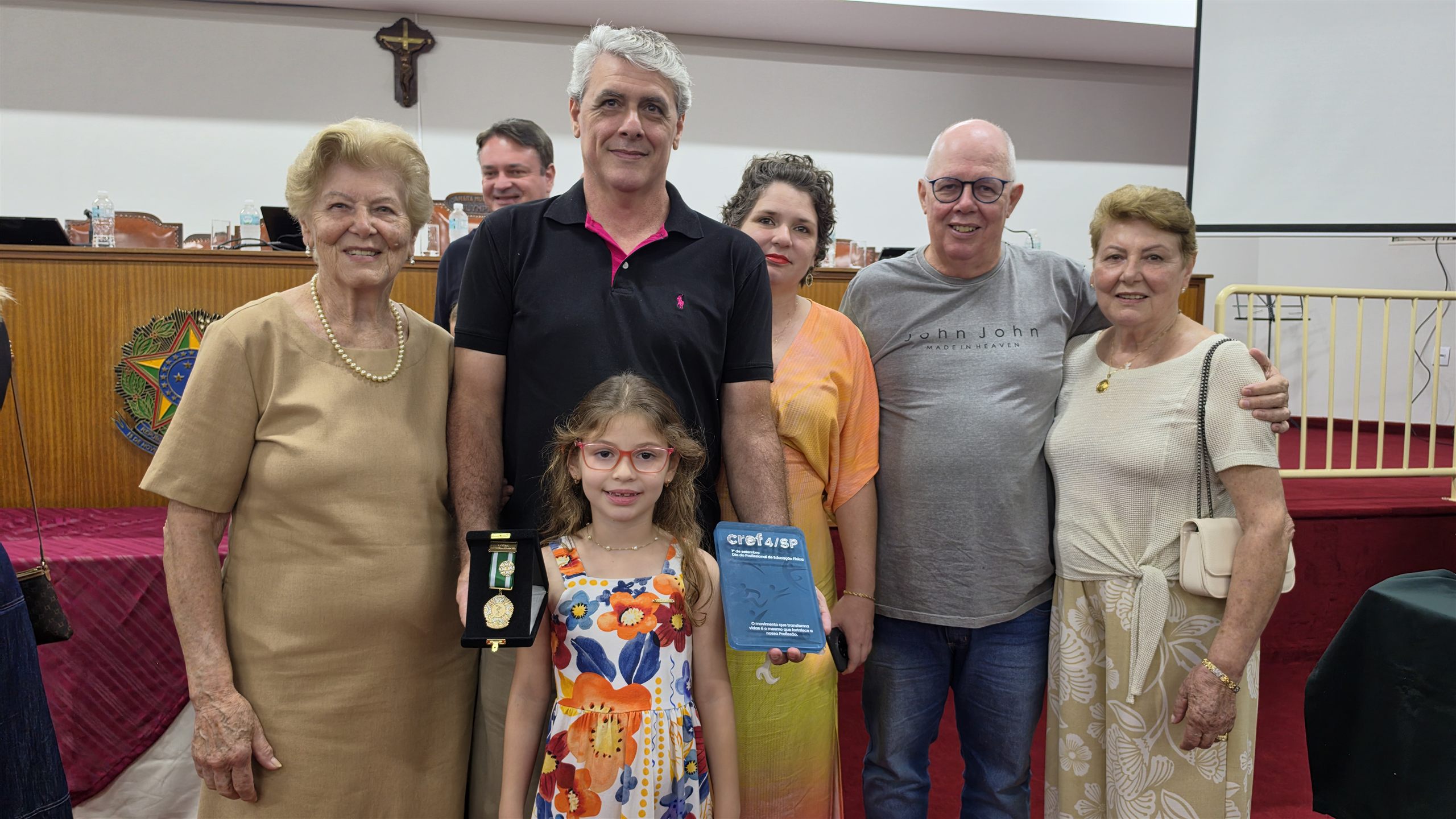 Alunos e medalhas da Educação Física no Luciano Ferreira, em Olímpia