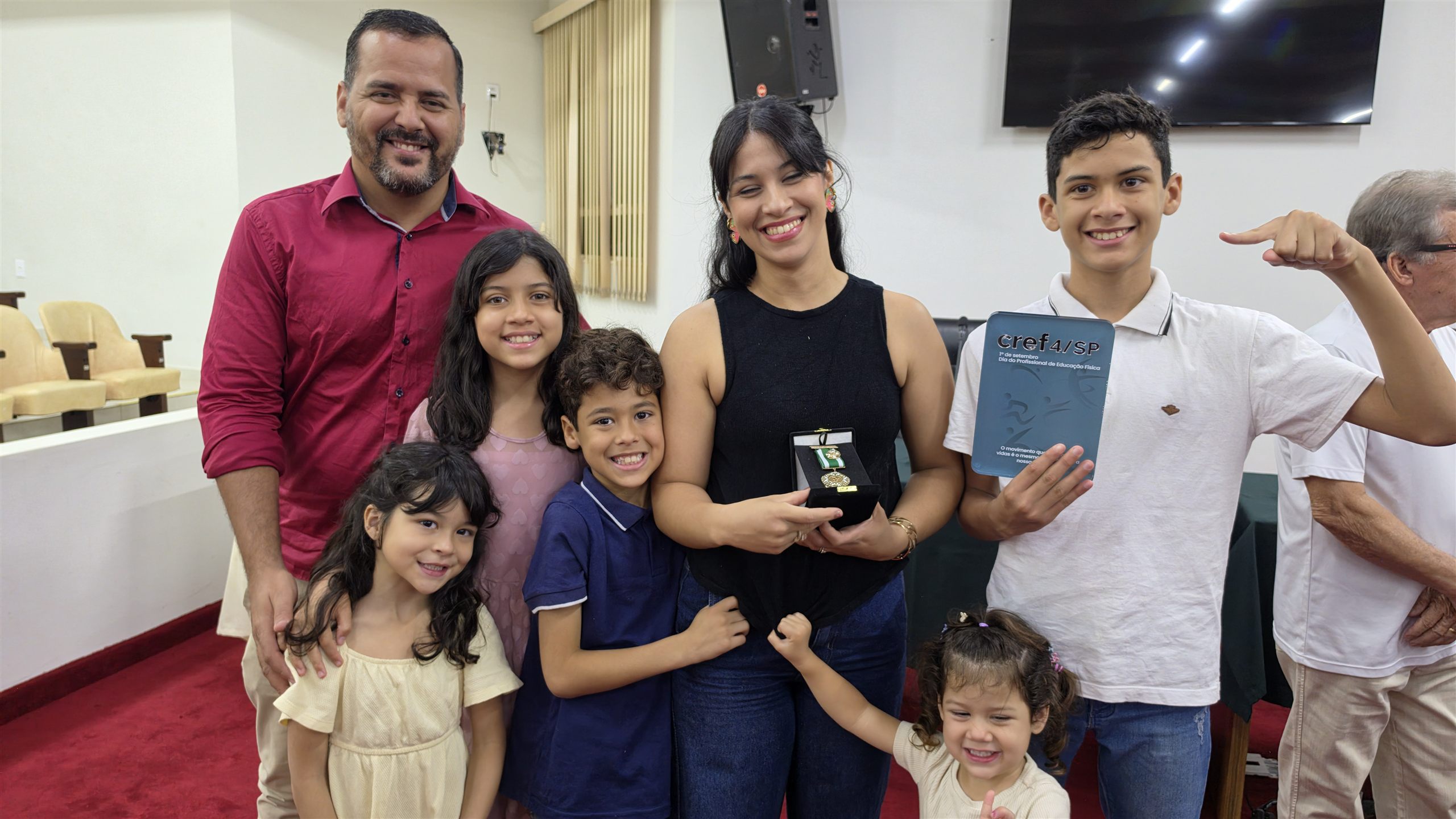 Alunos e medalhas da Educação Física no Luciano Ferreira, em Olímpia