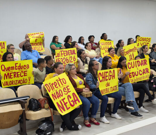 Monitoras lotam Câmara e pressionam por reconhecimento no magistério