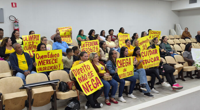 Monitoras lotam Câmara e pressionam por reconhecimento no magistério