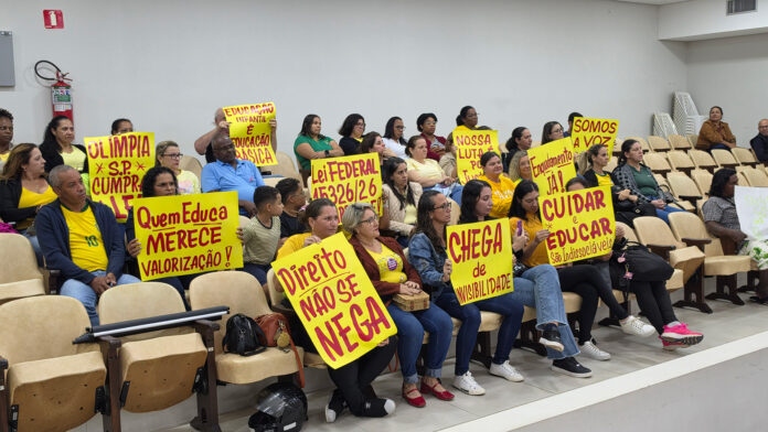 Monitoras lotam Câmara e pressionam por reconhecimento no magistério