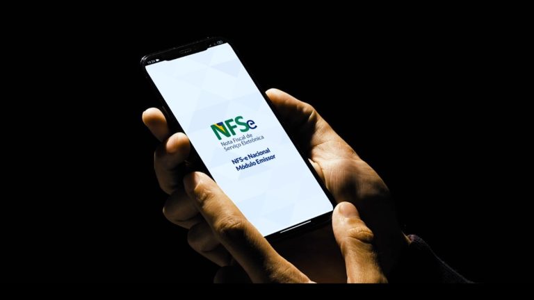 Mãos seguram um celular com a tela inicial do NFS-e Nacional, Módulo Emissor