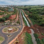 Vista aérea da obra da nova ponte sobre o Córrego Olhos D’Água, ao lado da rotatória da Avenida Benito Benatti, em Olímpia