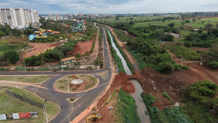 Vista aérea da obra da nova ponte sobre o Córrego Olhos D’Água, ao lado da rotatória da Avenida Benito Benatti, em Olímpia