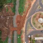 Vista de cima da obra da ponte sobre o Córrego Olhos D’Água, com terraplenagem junto à rotatória, em Olímpia