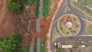 Vista de cima da obra da ponte sobre o Córrego Olhos D’Água, com terraplenagem junto à rotatória, em Olímpia