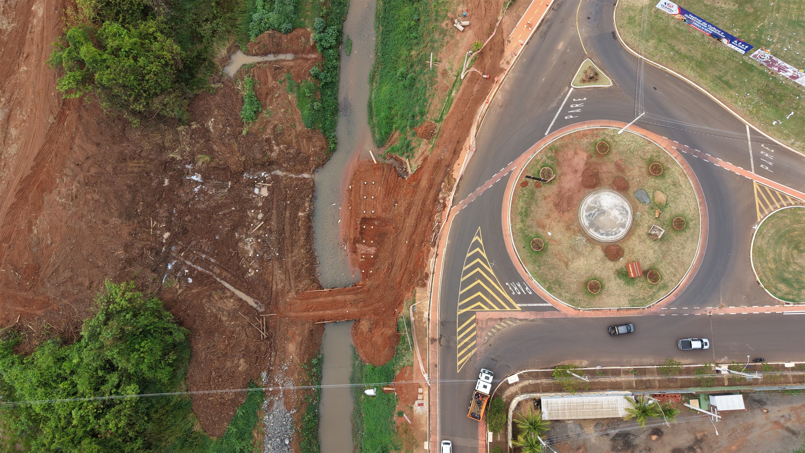Vista de cima da obra da ponte sobre o Córrego Olhos D’Água, com terraplenagem junto à rotatória, em Olímpia