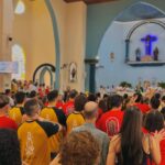 Fiéis de braços erguidos durante celebração no Santuário Nossa Senhora Aparecida, em Olímpia