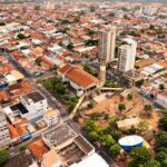 Vista aérea da região central de Olímpia sob luz quente, ilustrando a previsão de calor intenso