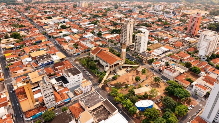 Vista aérea da região central de Olímpia sob luz quente, ilustrando a previsão de calor intenso