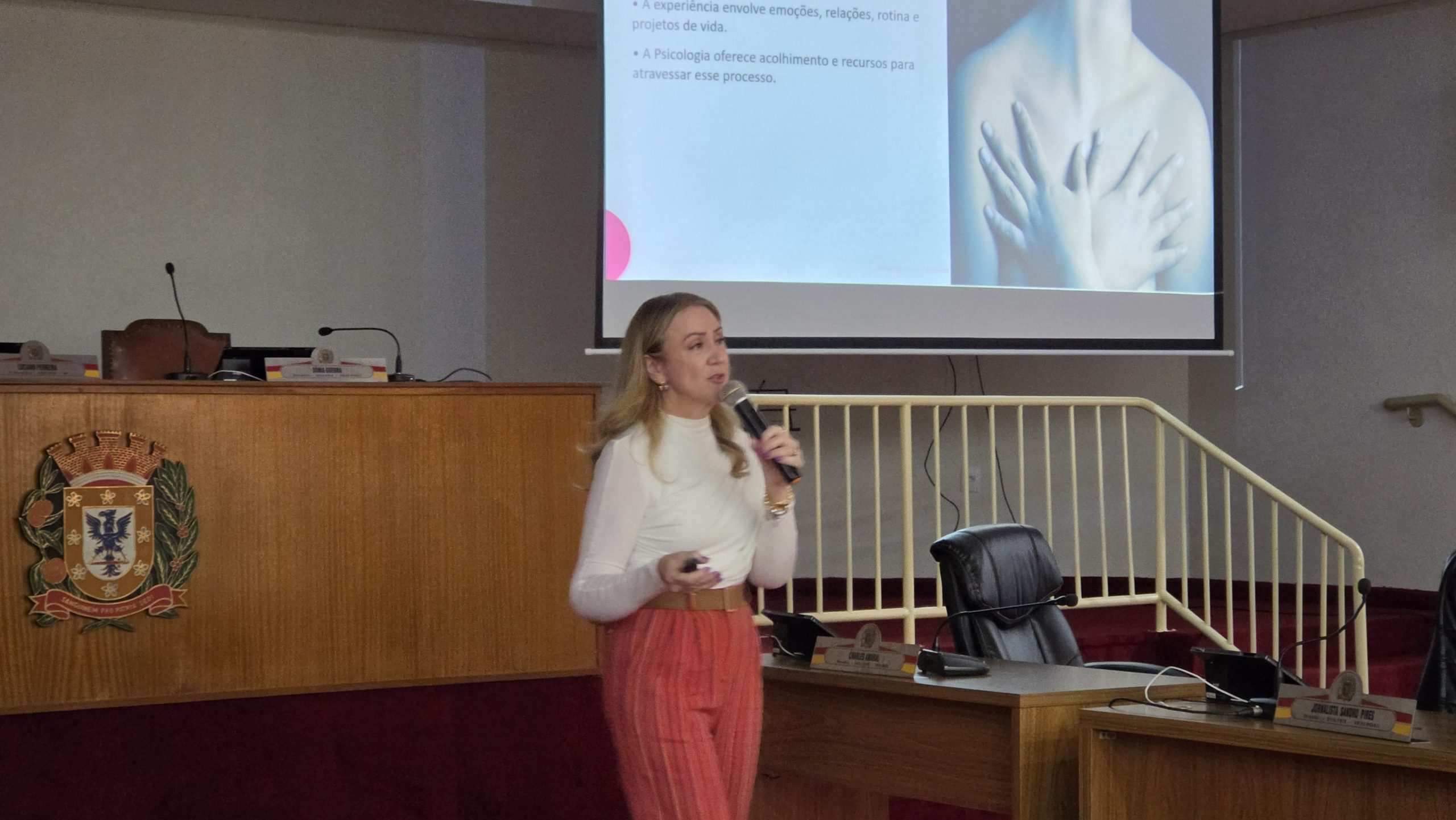 Palestrante apresenta slides sobre psicologia e câncer de mama no plenário da Câmara Municipal de Olímpia