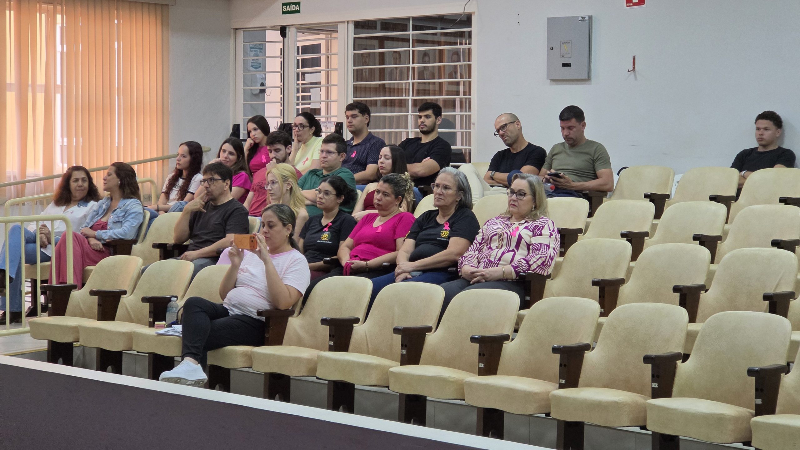 Servidores e participantes na plateia da palestra do Outubro Rosa na Câmara Municipal de Olímpia